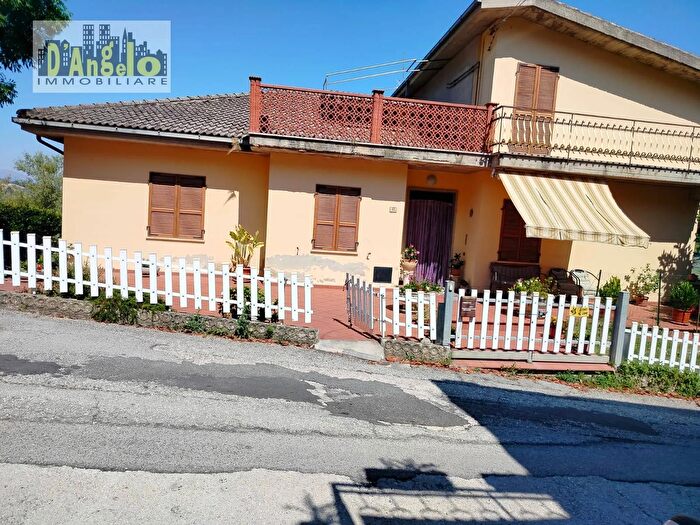 Casa con 7 locali in vendita in Via Crocifisso, Castignano