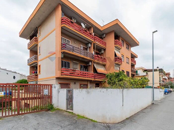 Appartamento trilocale in vendita in Via Salaparuta, Roma