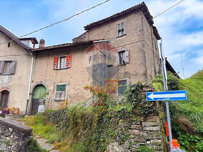 Casa con 10 locali in vendita in Via Puccini, Torre De Busi