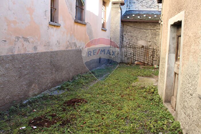 Casa con 6 locali in vendita in Via Dante, Esino Lario