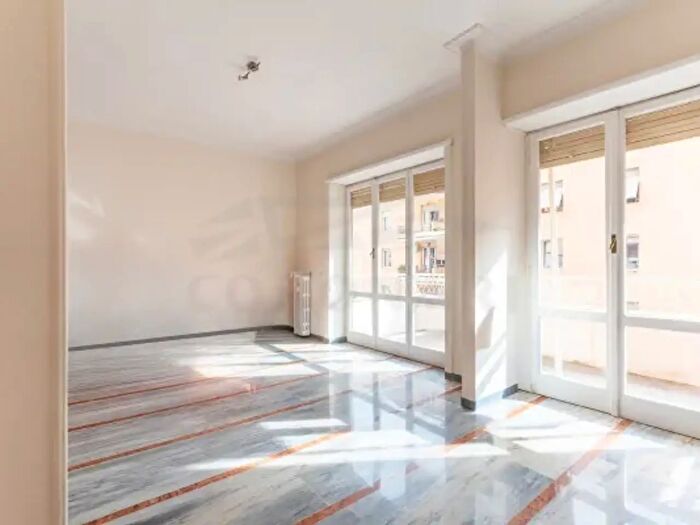 Appartamento trilocale in vendita in Via Tolero, Roma