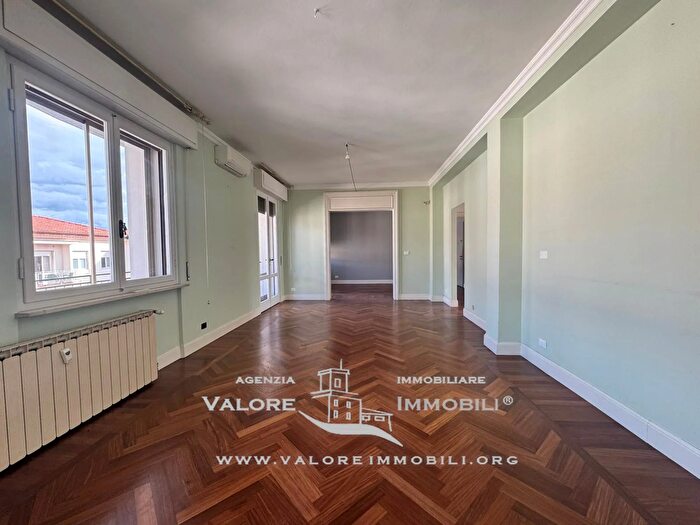 Appartamento con 8 locali in vendita in Livorno