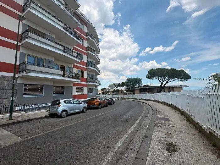 Appartamento con 6 locali in vendita in Via Stazio, Napoli