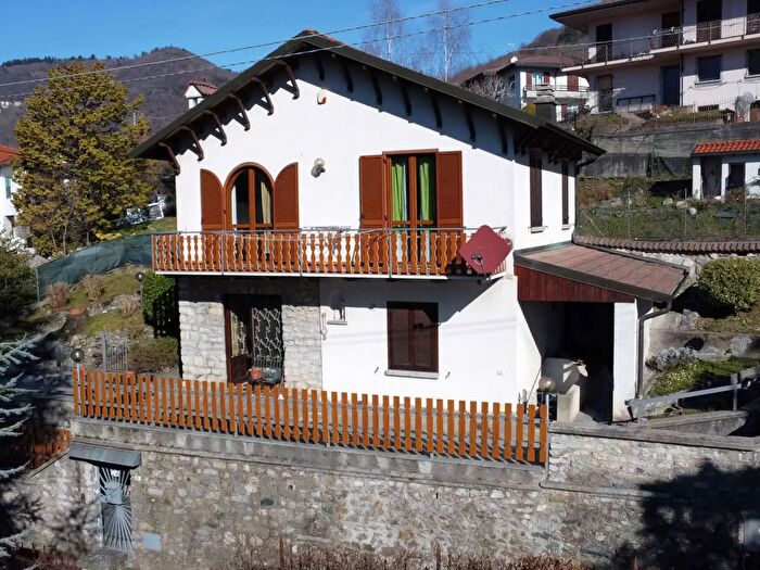 Casa con 9 locali in vendita in Strada Carrozzabile per Pagnano, Asso