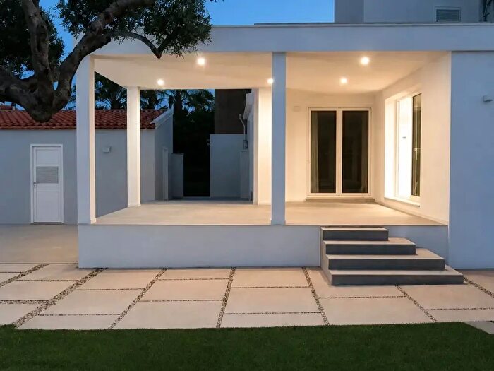Casa con 6 locali in vendita in Comiso