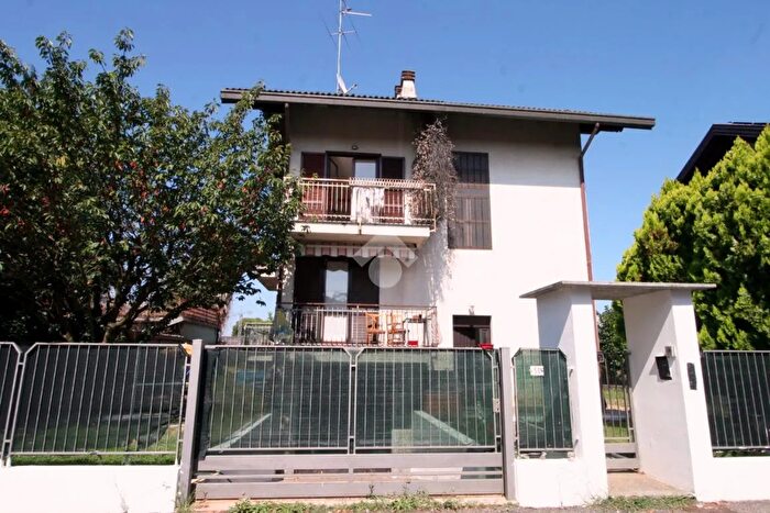 Casa con 6 locali in vendita in Via Foro S Martino, Cassano Magnago