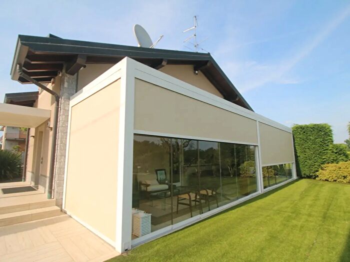Casa con 5 locali in vendita in Appiano Gentile