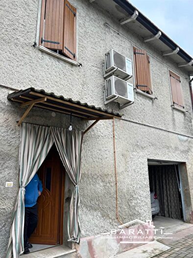 Casa con 10 locali in vendita in Luzzara