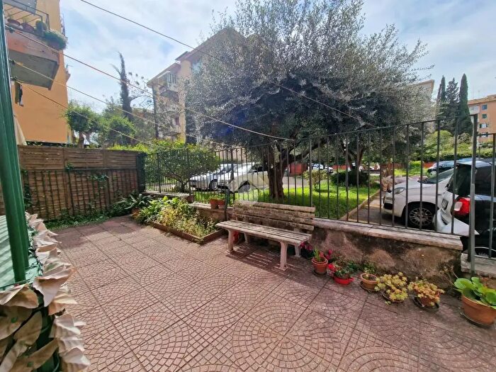 Appartamento trilocale in vendita in Via Marco Valerio Corvo, Roma