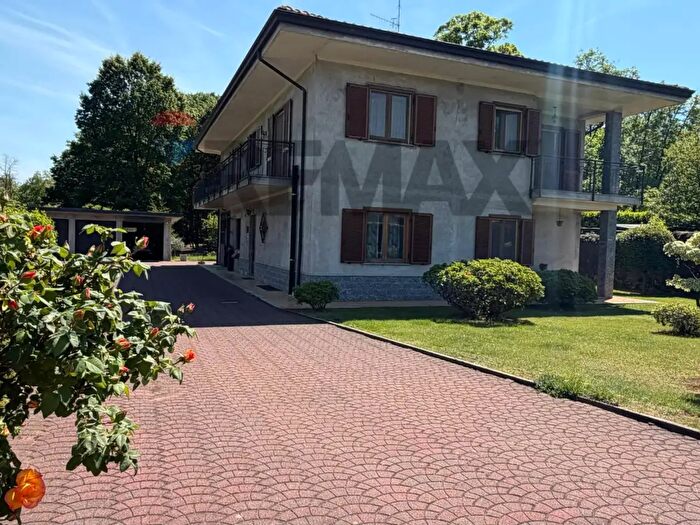 Casa con 7 locali in vendita in Via Dante Alighieri, Pogno