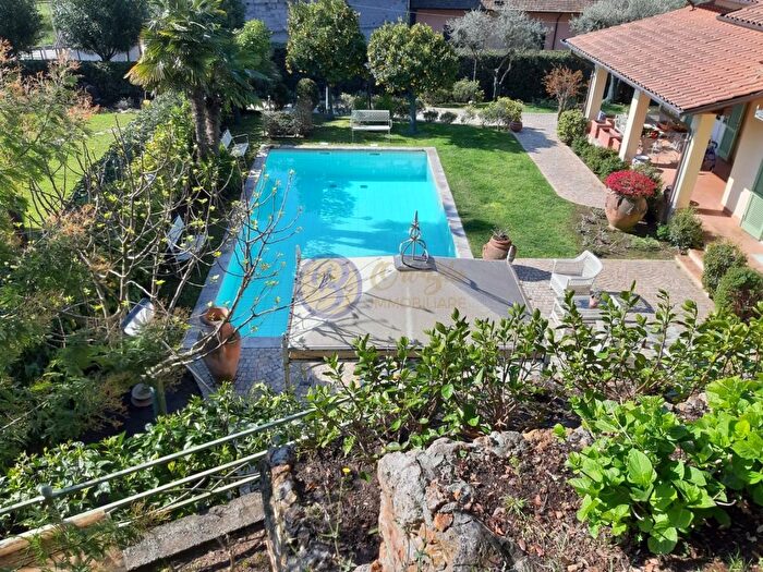 Casa con 14 locali in vendita in Pietrasanta