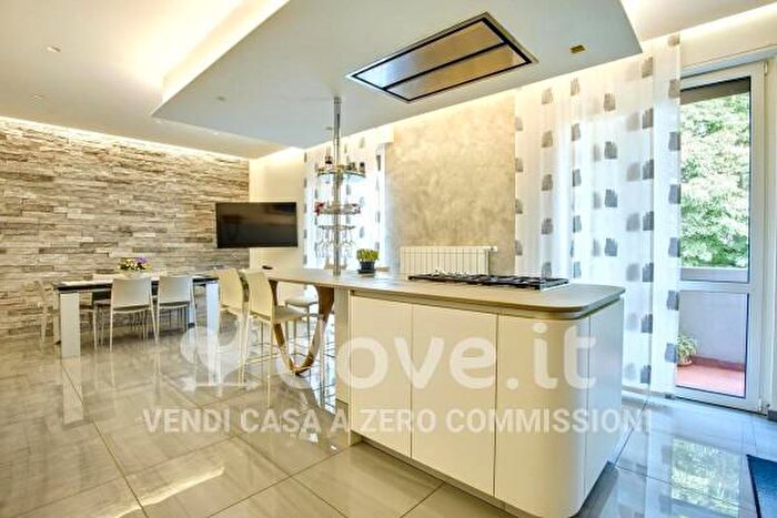 Appartamento quadrilocale in vendita in Via Elba, Varese