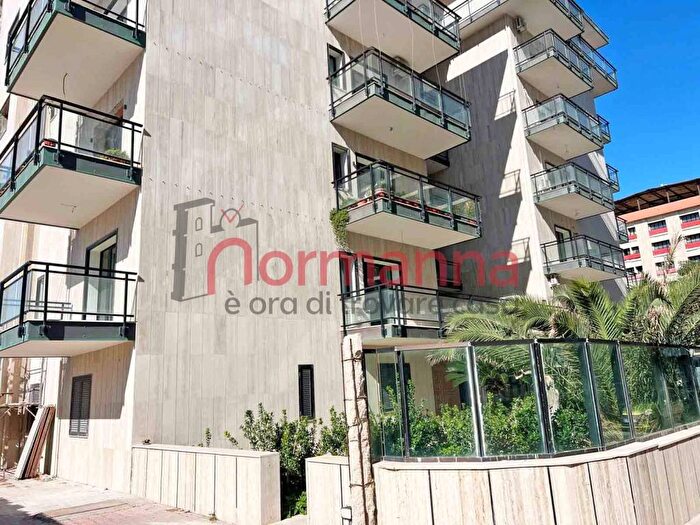 Appartamento con 6 locali in affitto in Via del Mare, Pinetamare, Castel Volturno