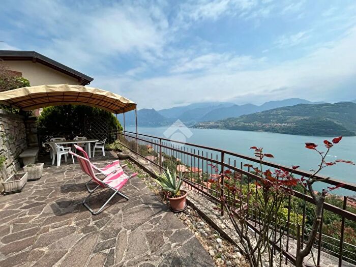 Appartamento bilocale in vendita in Via Moia, Tavernola Bergamasca