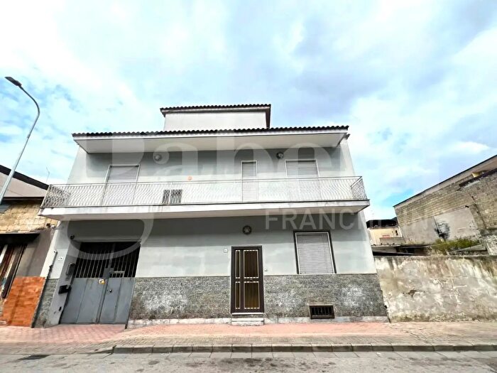 Appartamento con 5 locali in vendita in Via Capitano Pasquale Silvestro, Arzano
