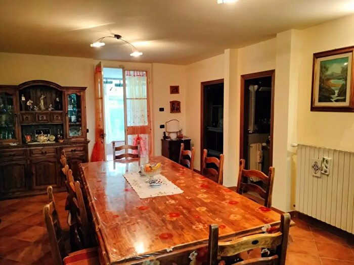 Casa con 6 locali in vendita in Campi Bisenzio