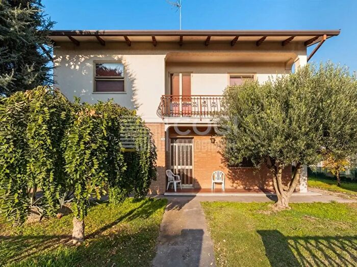 Casa con 10 locali in vendita in Via della Resistenza, Bagnacavallo