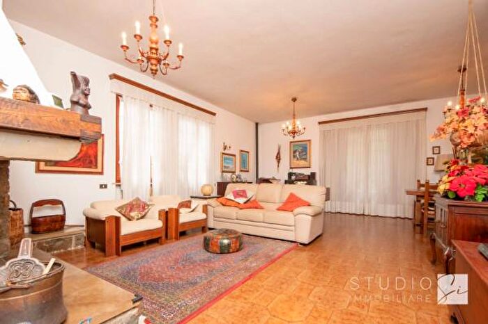 Casa con 6 locali in vendita in Via Guglianese, Pistoia