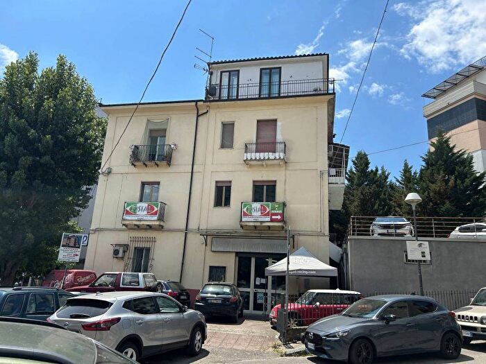 Appartamento trilocale in affitto in Via Gabriele e Guido Pizzuti, Acquedotto, Cosenza