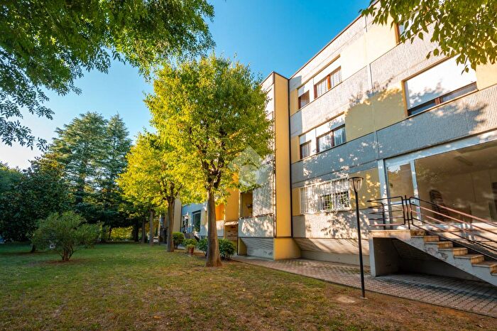 Appartamento con 5 locali in vendita in Via Enrico De Nicola, Bologna