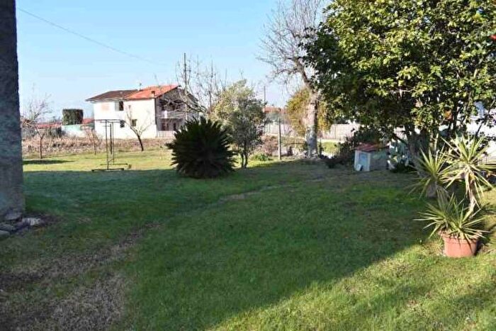 Appartamento con 6 locali in vendita in Via Frasso SNC, Seravezza