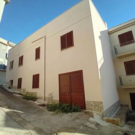 Casa con 6 locali in vendita in Partanna