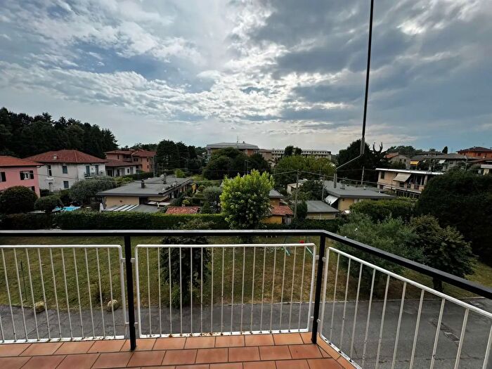Appartamento trilocale in affitto in Via Acquanera, Como