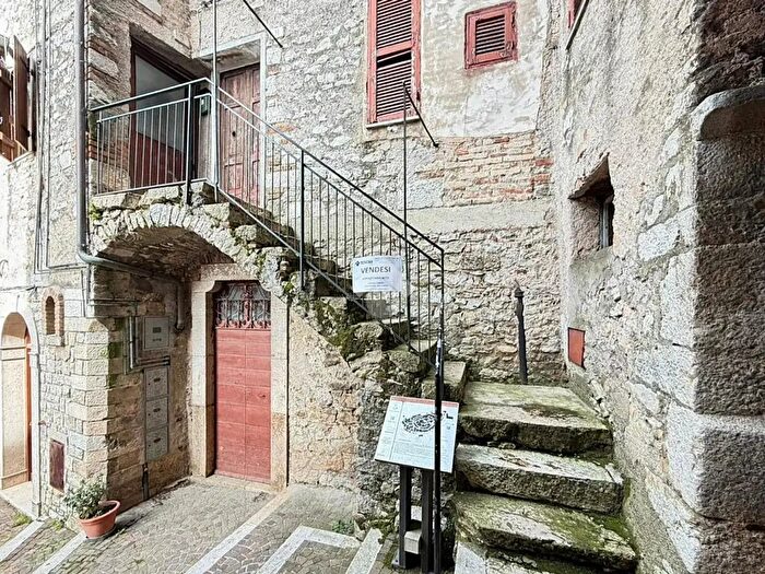 Appartamento quadrilocale in vendita in Via Ginesio, Bassiano