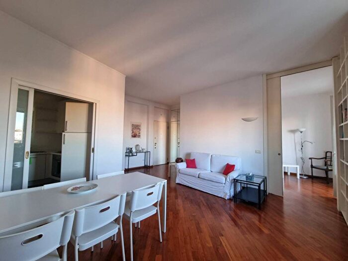 Appartamento trilocale in affitto in Via Molino delle Armi, Ticinese, Milano