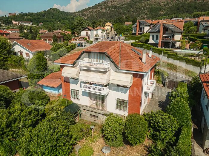 Casa con 11 locali in vendita in Via Guglielmo Oberdan, Piossasco