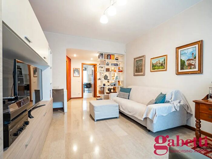 Appartamento trilocale in vendita in Via Mauro Macchi, Milano