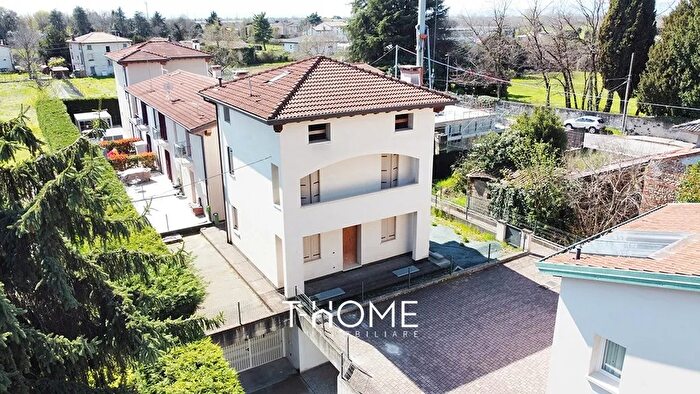 Casa con 5 locali in vendita in Rosa