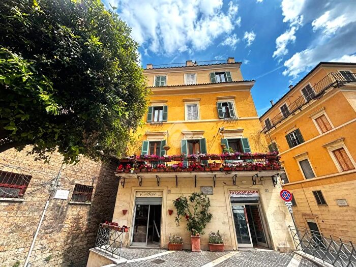 Appartamento trilocale in vendita in Via Cavour, Subiaco