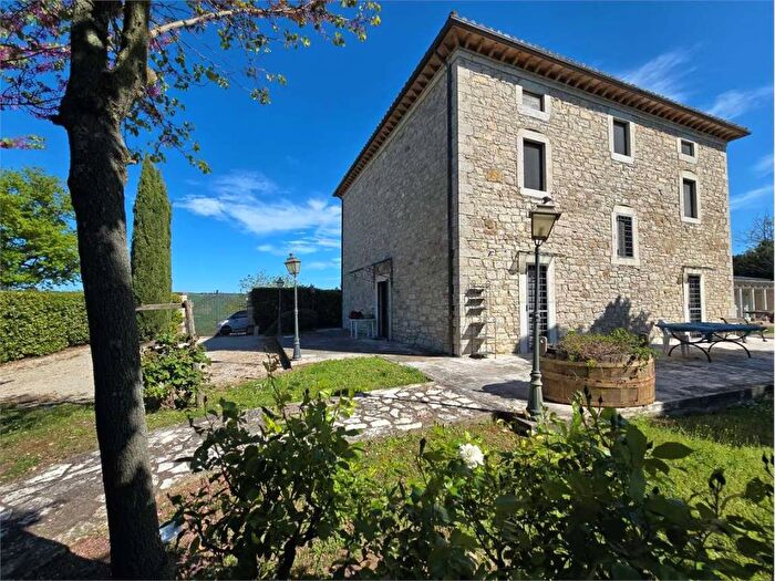 Casa con 6 locali in affitto in Centro, Todi