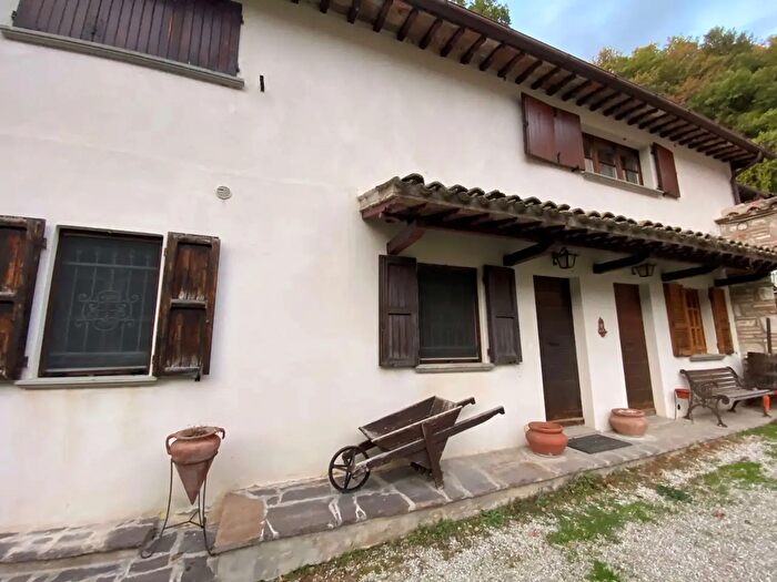 Casa con 9 locali in affitto in Via della Rocchetta, Gualdo Tadino
