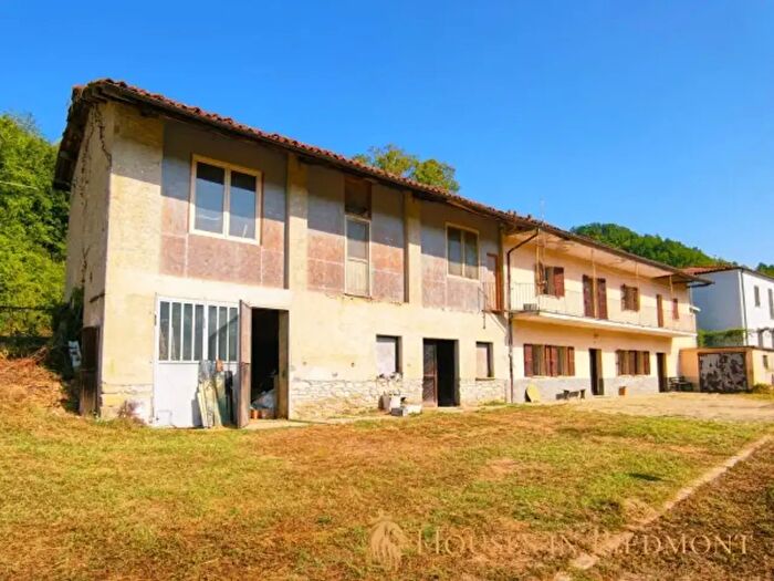 Casa con 6 locali in vendita in Paroldo