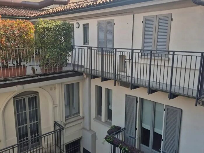 Appartamento con 6 locali in affitto in Via Olmetto, Milano