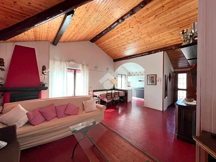 Appartamento trilocale in vendita in Via Vittorio Emanuele, Castione Della Presolana