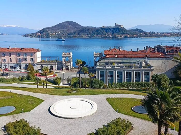 Appartamento con 5 locali in affitto in Via San Carlo, Arona