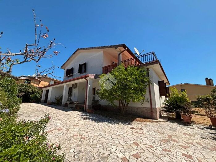 Casa con 7 locali in vendita in Via dei Villini, Morlupo