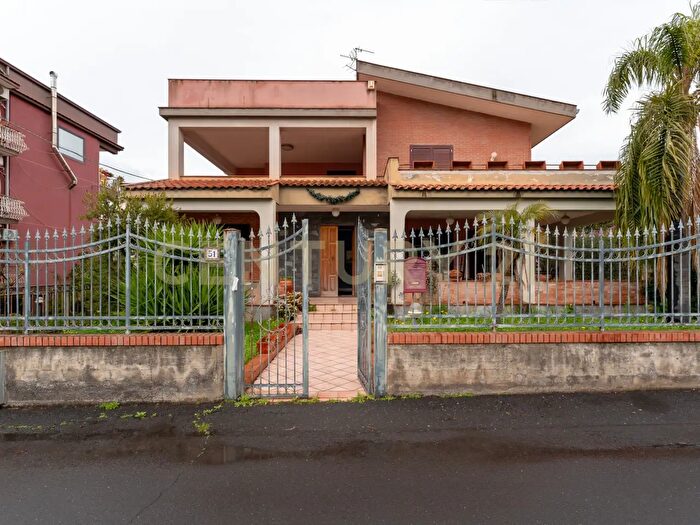 Casa con 11 locali in vendita in Via Carmelina Naselli, Catania