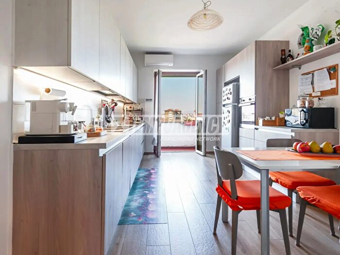 Appartamento trilocale in vendita in Via Vittorio Veneto, Bresso