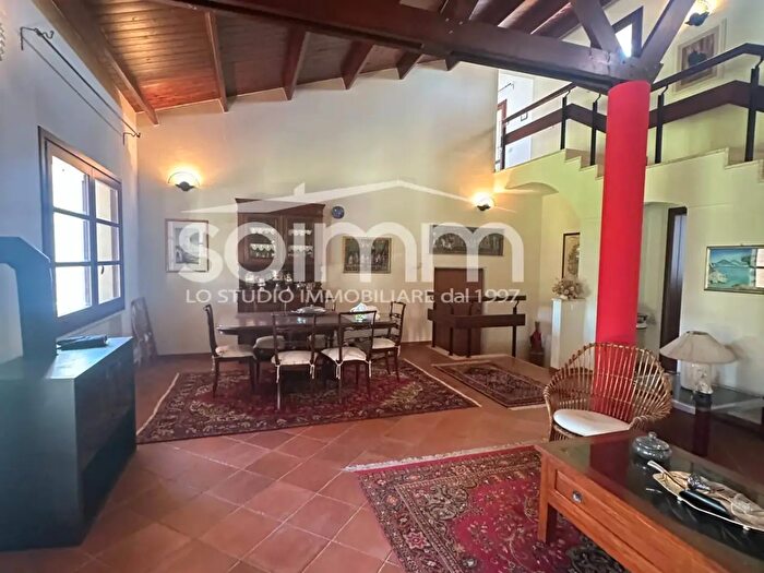 Casa con 8 locali in vendita in Via Roma, Siurgus Donigala