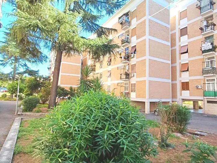 Appartamento trilocale in vendita in Via Giovanni Michelotti, Roma