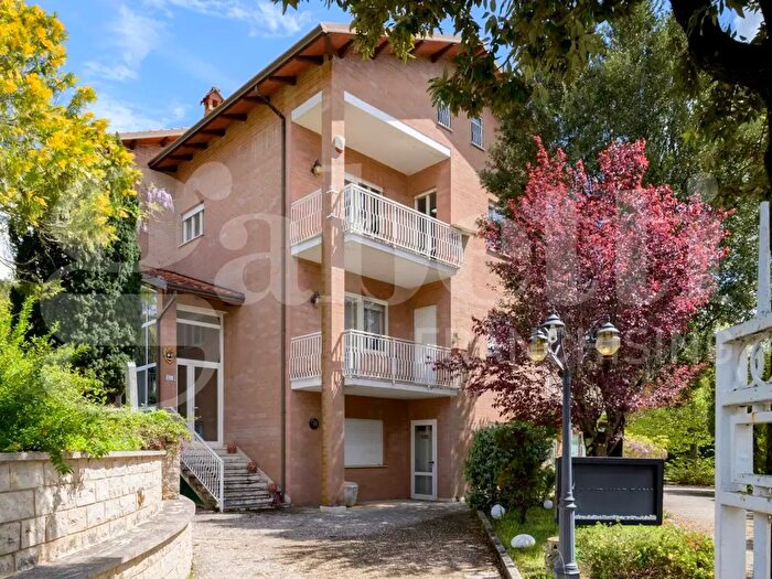 Appartamento con 5 locali in vendita in Via dellAquila, Gubbio