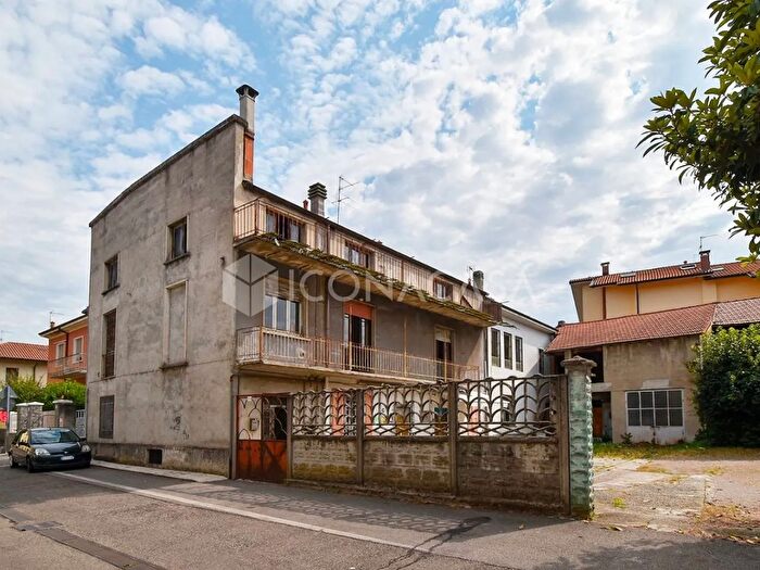 Casa con 6 locali in vendita in Via Comasina, Legnano