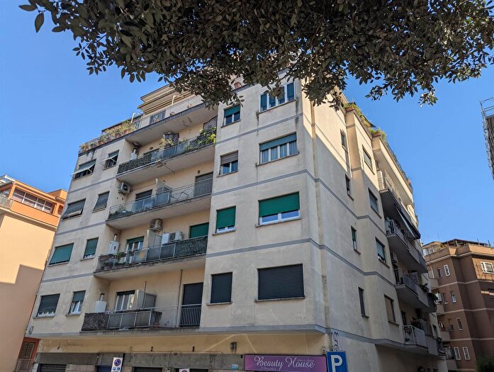 Appartamento trilocale in vendita in Via Baldo degli Ubaldi, Roma