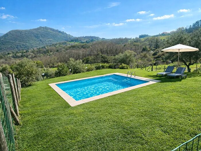 Casa quadrilocale in vendita in Lucca