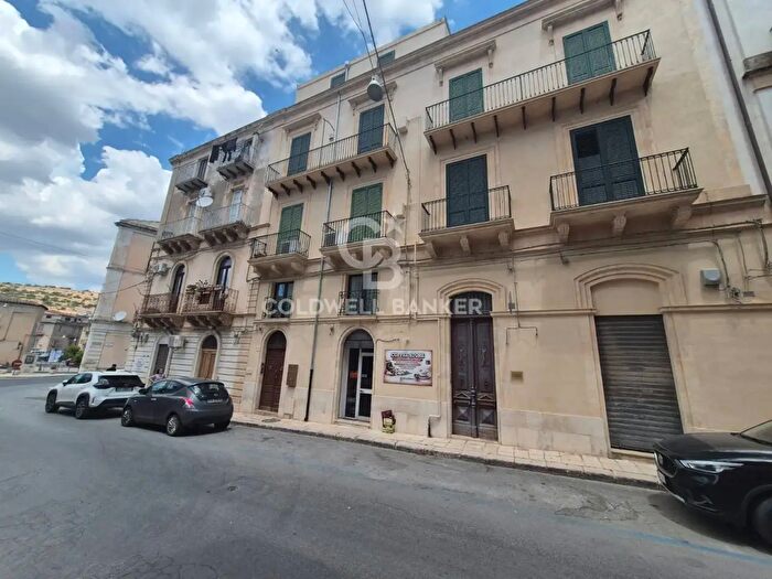 Appartamento quadrilocale in vendita in Via Roma, Scicli