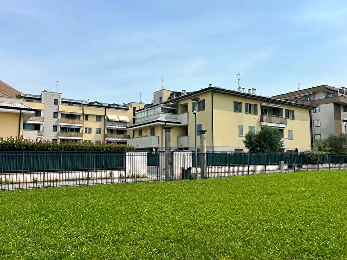 Appartamento trilocale in vendita in Via San Francesco d'Assisi, Cernusco Sul Naviglio